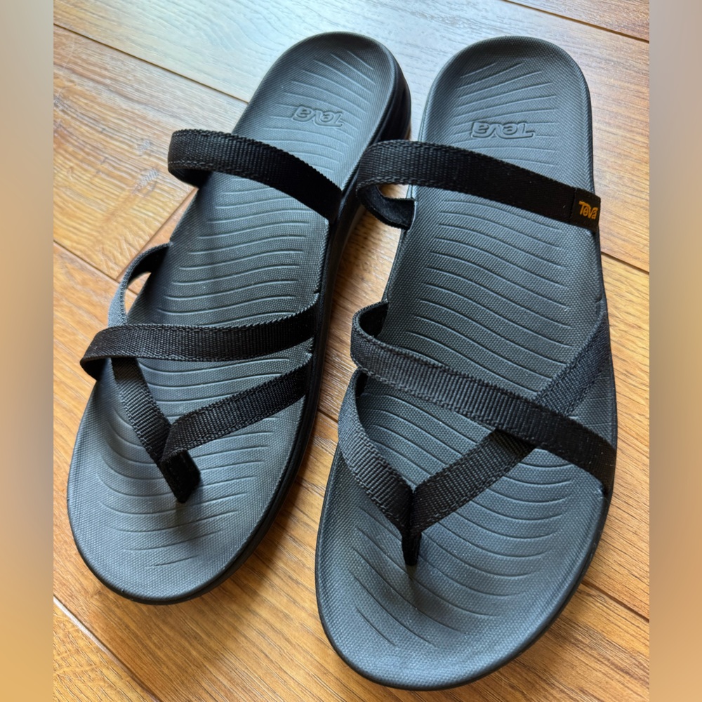 Teva Tirra Traveler Flip-Flops; Black, size 9